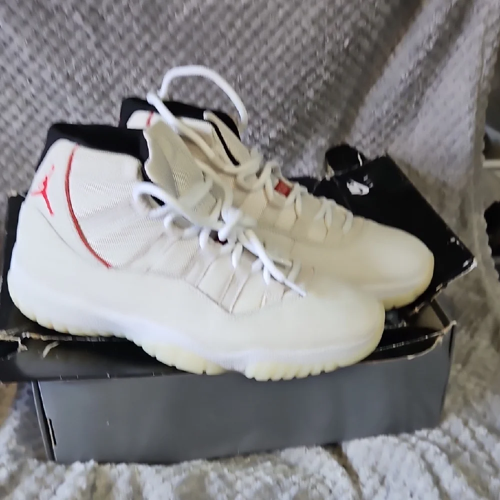 Jordan Air 11 Retro Platinum Tint and University Red - Picture 2 of 7